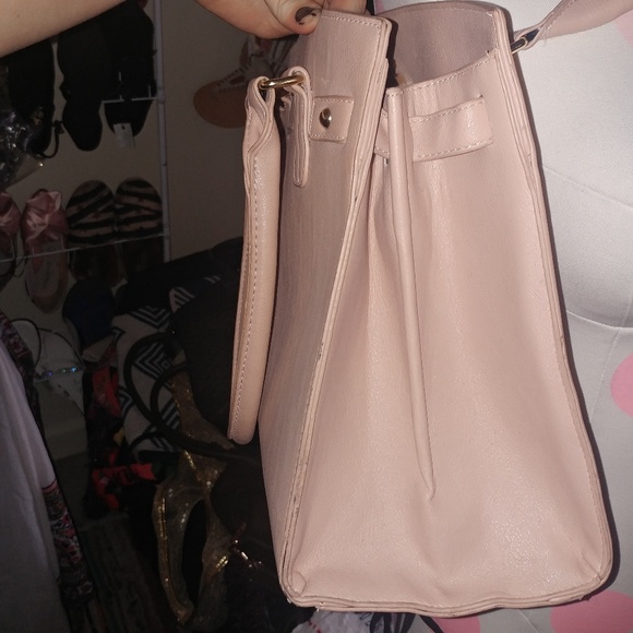 $198 BCBG | large structured faux leather key blush baby pink footed handbag - Picture 6 of 8